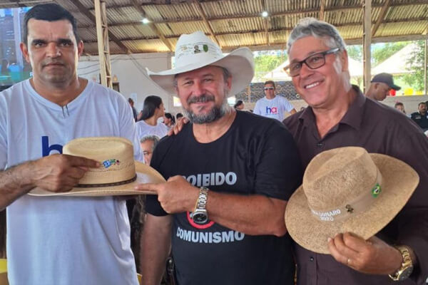 Chapéu-autografado-por-Bolsonaro-é-leiloado-em-MT