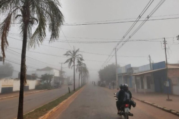 Frente fria inesperada deve ter raios e rajadas de ventos em Cáceres e Tangará da Serra