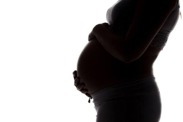 Homem-chega-do-trabalho-e-encontra-esposa-grávida-de-9-meses