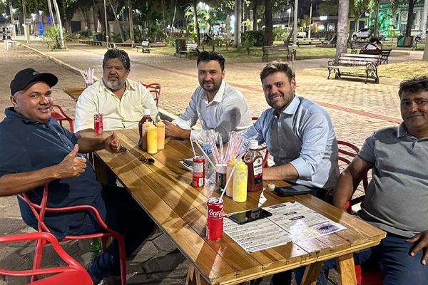 Ministro em exercício esbanja simplicidade comendo baguncinha em Cáceres