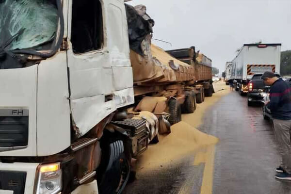 Três-carretas-e-um-carro-se-envolvem-em-acidente-na-BR-174-em-Cáceres