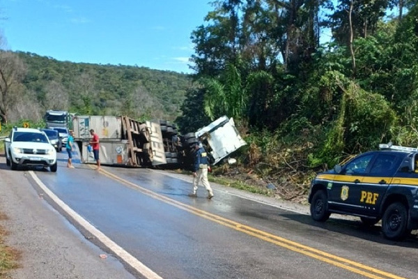 Carreta de atacadista tomba na Serra do Mangaval durante chuva na BR-070 em Cáceres