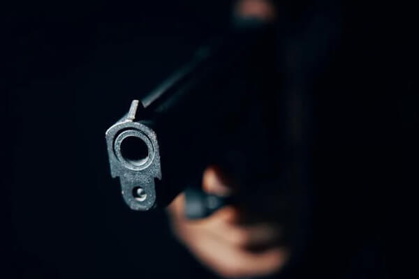 Homem-é-alvejado-e-suspeitos-fogem-de-bicicleta