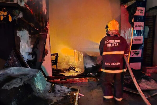 Homens-colocam-fogo-em-casa-para-resolver