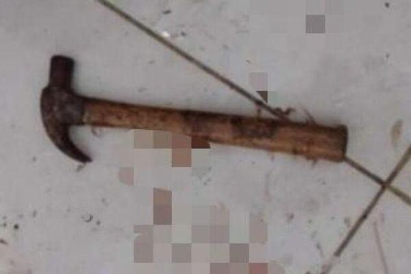 Mulher-usa-martelo-para-golpear-padrasto-e-livrar-mãe