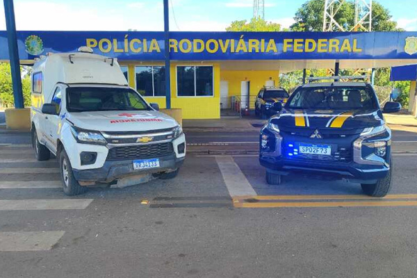 PRF e Gefron recuperam ambulância furtada em Cáceres e prende homem em surto na BR 070