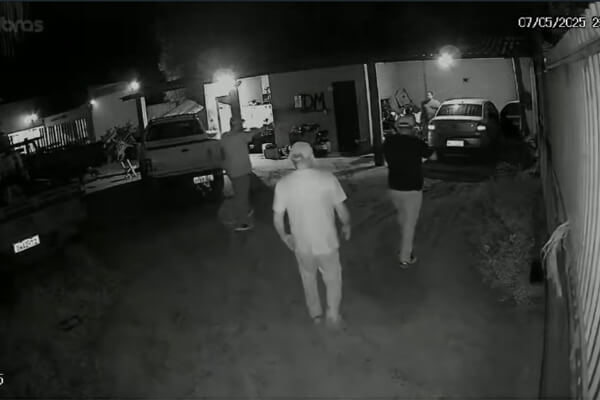 Vídeo-mostra-momento-em-que-policiais-invadem-oficina