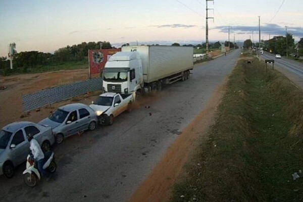 Câmeras-registram-carreta-desgovernada