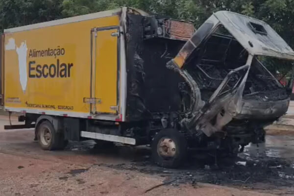 Caminhão-da-merenda-escolar-pega-fogo-em-Cáceres