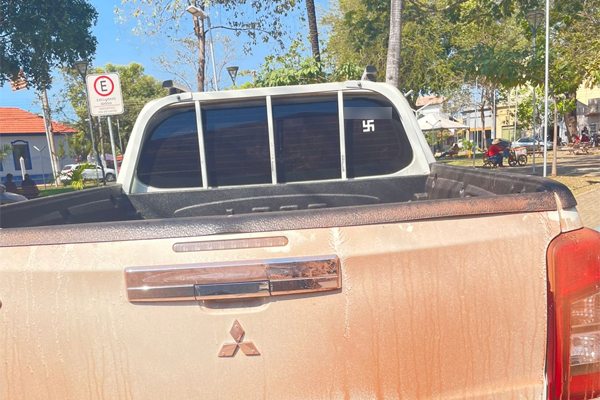 Carro-com-símbolo-n@zista-é-flagrado-no-centro-de-Cáceres