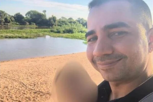 Criminosos-em-motocicletas-matam-homem-com-vários