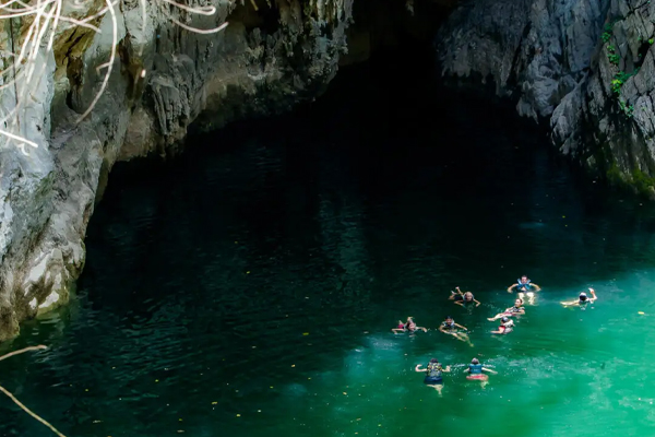 Formada por uma caverna que desabou, Dolina Milagrosa é um mistério em Cáceres