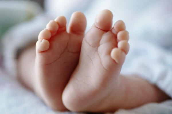 Mãe-é-presa-por-deixar-bebê-com-estranhos