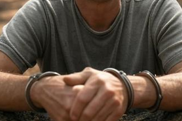 PM prende suspeito por estupro contra afilhada de 14 anos em bairro de Cáceres