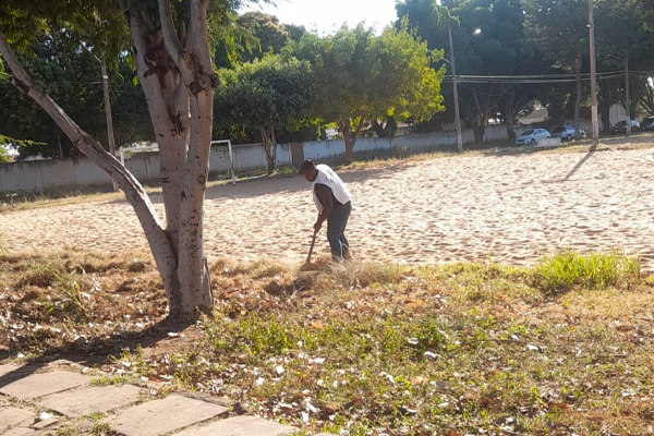 Praça da Cohab Nova passa por grande mutirão de limpeza com apoio dos Amigos do Irajá