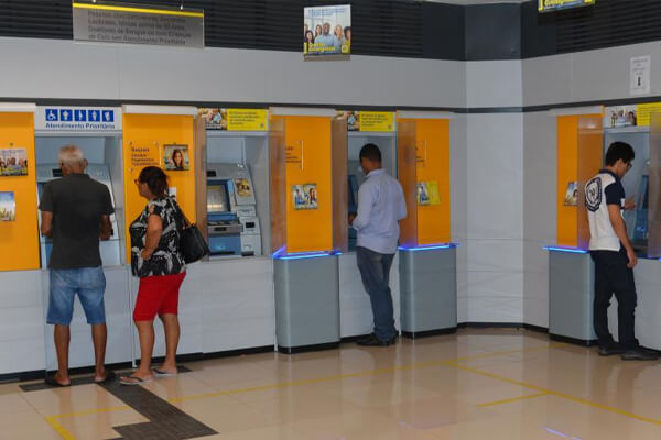 Salário-e-primeira-parcela-do-13-serão-pagos-nesta-quarta