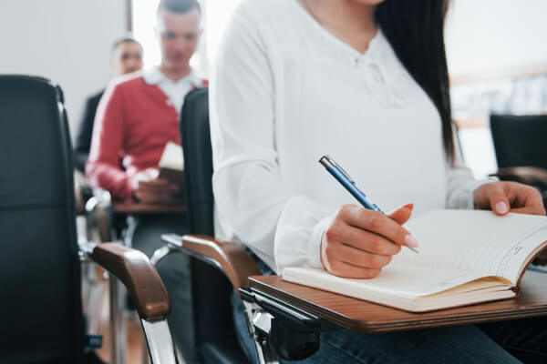 Seletivos-para-vários-cargos-pagam-até-R$-14-mil