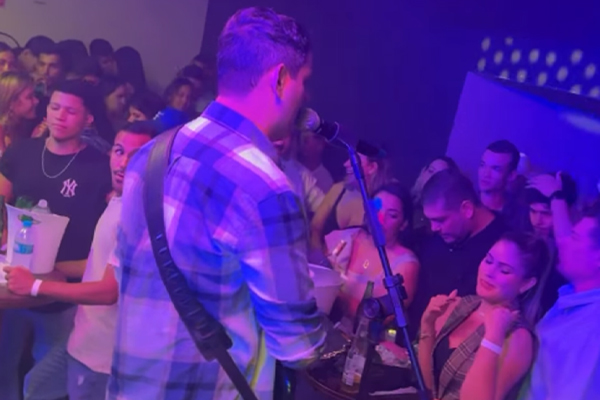 Vereador músico faz sucesso no Mato Grosso Jero Neto e Banda arrastam multidões em Cáceres