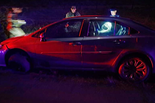 Ap&oacute;s-atirar-em-homem-criminosos-abandonam-carro-roubado-2