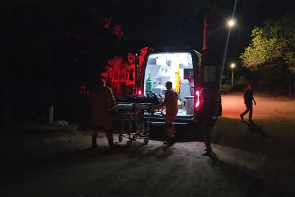 Após-atirar-em-homem-criminosos-abandonam-carro-roubado