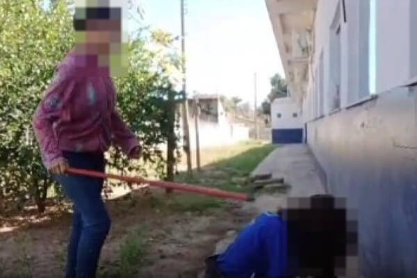 Estudante-é-espancada-com-cabo-de-vassoura