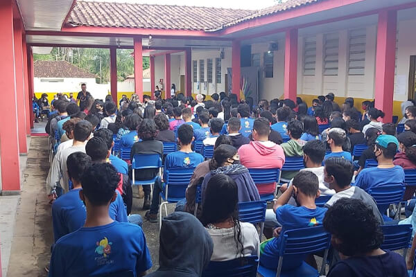 Governo-decide-militarizar-escola-onde-aluna