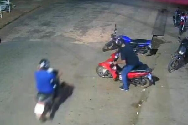 Moto-de-delivery-é-furtada-com-chave-na-ignição