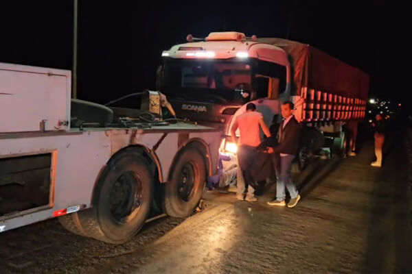 Motorista-de-caminhão-bate-em-mureta-e-por-pouco