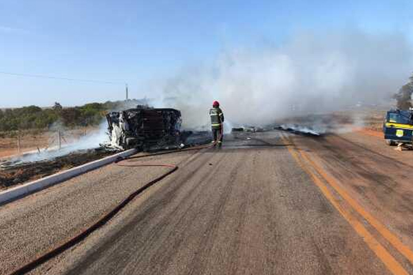 Motorista de carreta morre carbonizado em acidente na BR-070