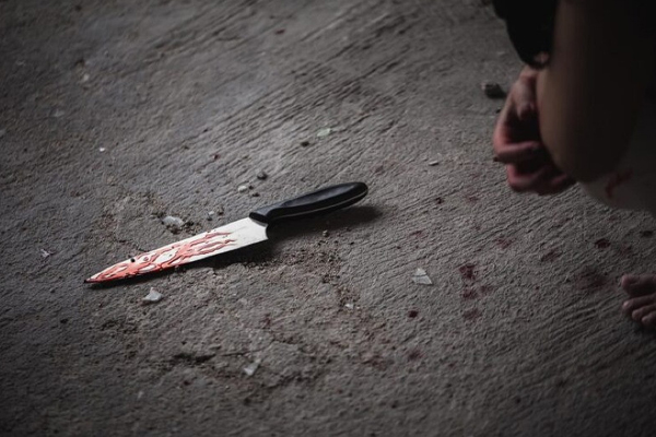 Mulher se recusa a emprestar dinheiro para tornozelada e acaba esfaqueada em Cáceres