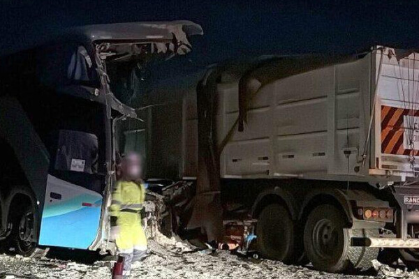 Ônibus-e-carreta-batem-de-frente-na-BR-163