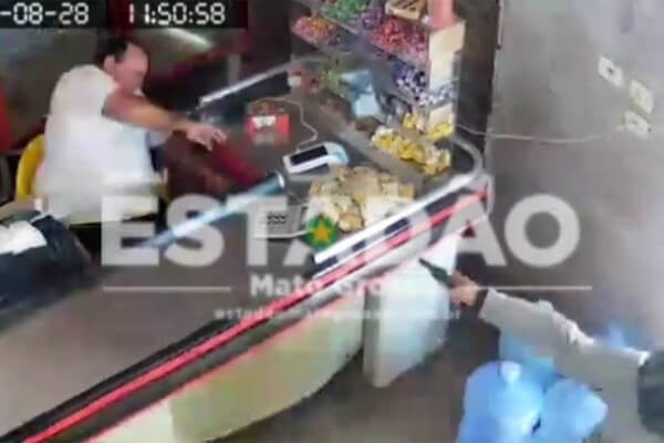 Vídeo-mostra-bandido-armado-invadindo-mercearia-e-atirando