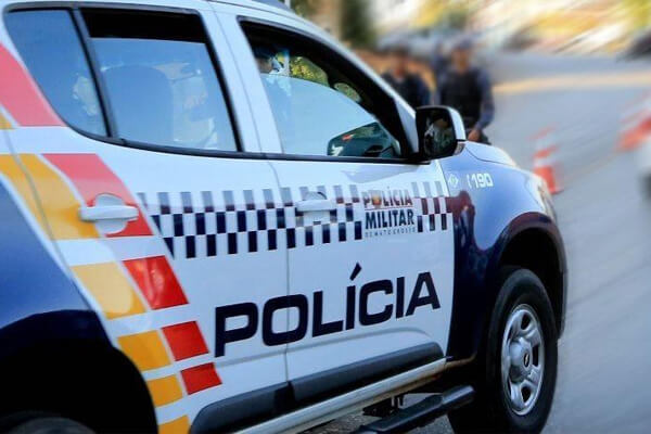 Adolescente-pega-caminhonete-escondido-dos-pais