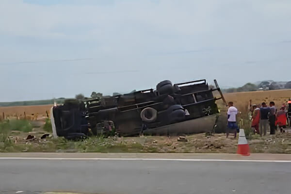 Caminhão-capota-após-tentar-evitar-colisão-com-carreta