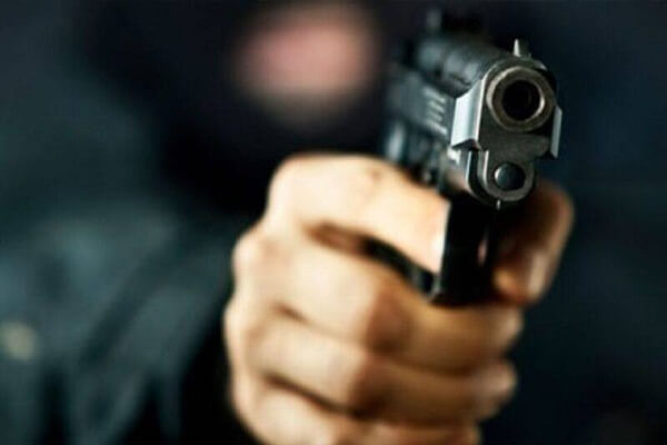 Enquanto-pais-imploram-jovem-corre-para-a-rua-e-acaba