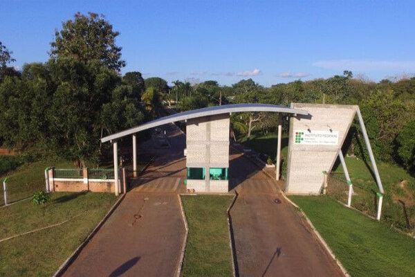 Jovem-em-surto-invade-Campus-do-IFMT-em-Cáceres