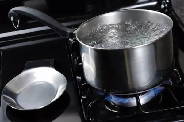 Menino-de-10-anos-é-queimado-pela-própria-mãe-em-Cáceres