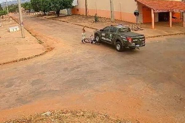 Mulher-sofre-fratura-exposta-após-colisão-entre-moto-e-viatura