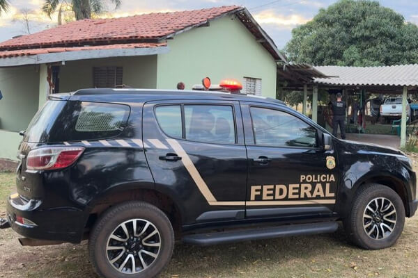 PF-mira-quadrilha-que-transporta-drogas-em-fundos-falsos