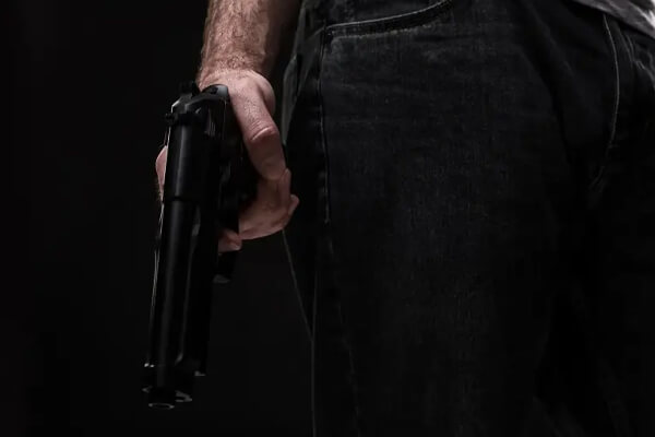 Pai-e-filho-são-feridos-por-estilhaços-após-casa-ser-alvejada