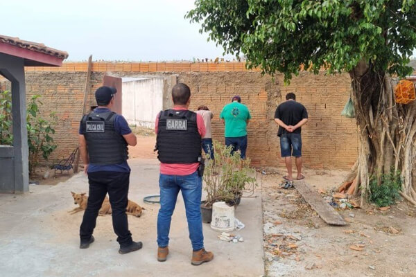 Ponto-de-venda-de-drogas-é-desarticulado-e-dupla-é-presa