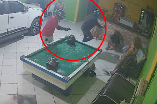 Bandidos-em-moto-invadem-bar-e-executam-jovens