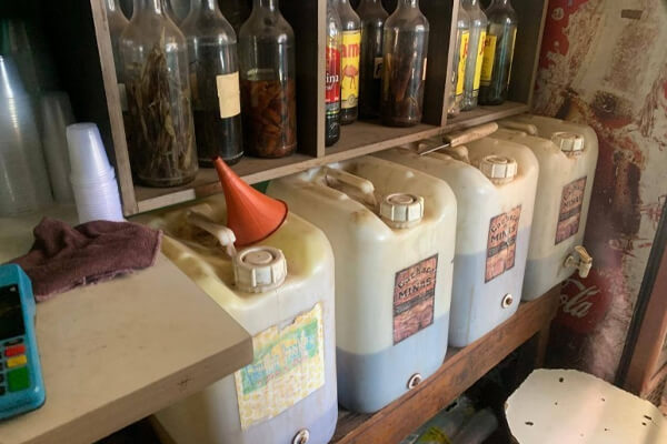 Fábrica-de-bebida-falsa-que-guardava-destilados-em-tambores
