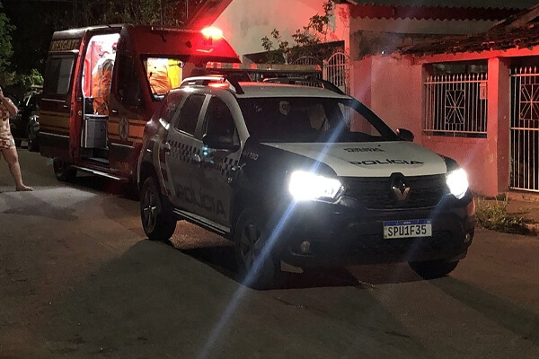 Jovem-é-baleada-na-mão-após-fechar-porta-para-impedir-invasores