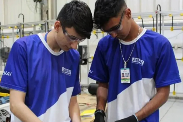 Senai abre 700 vagas em cursos gratuitos com auxílio mensal de R$ 1,5 mil