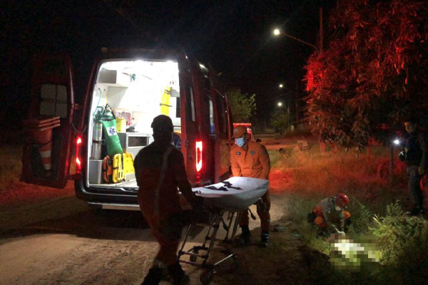 Tiro atravessa corpo e mata menor de 17 anos em Cáceres