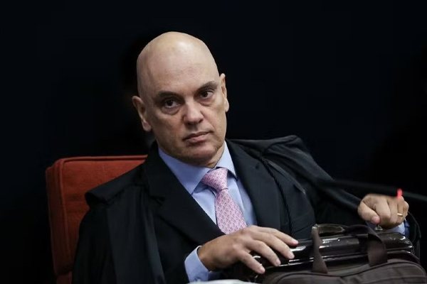 Bolsonaro violou tornozeleira eletrônica para tentar fugir, diz Moraes