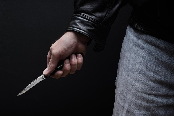 Briga motivada por ciúmes e cachaça termina com homem esfaqueado em Cáceres