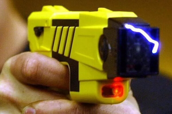 Cabo-da-PM-que-chutou-e-eletrocutou menor-com-taser-em-Cáceres