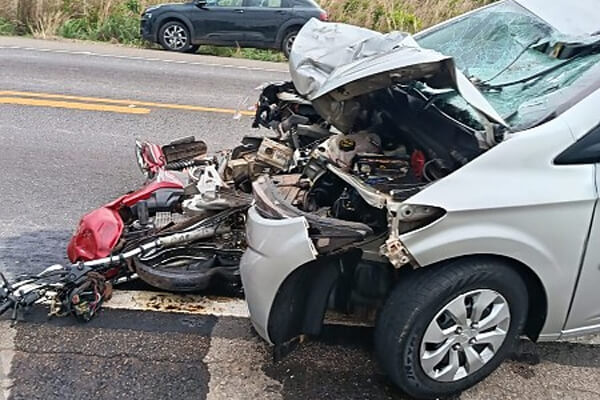 Motociclista-morre-após-colisão-frontal-com-carro